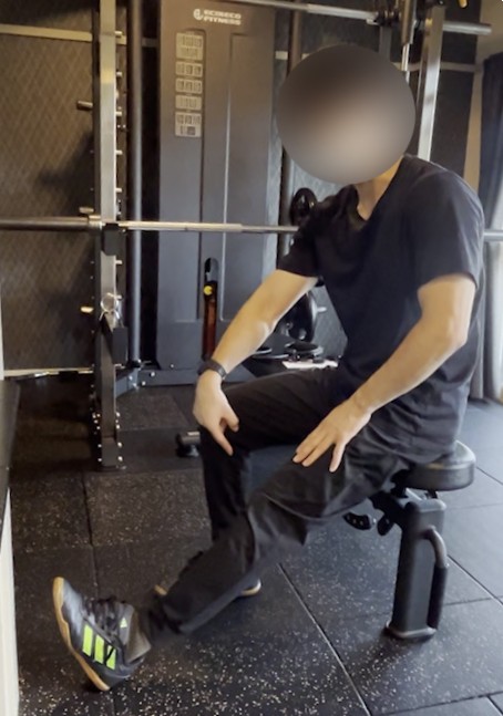 腿前伸ばし　椅子