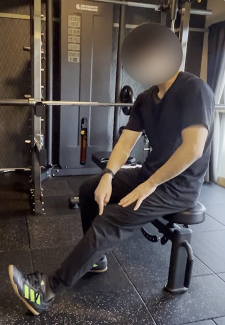 腿前伸ばし　椅子