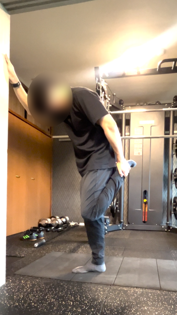 立って行う太もものストレッチ